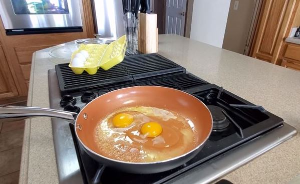 Making Omelette on Michelangelo Toxic-Free Nonstick Pan