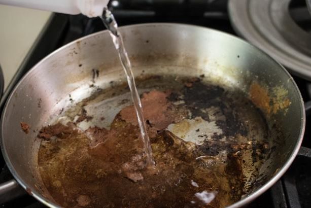 Vinegar Solution to Dissolve the Grease from Pan