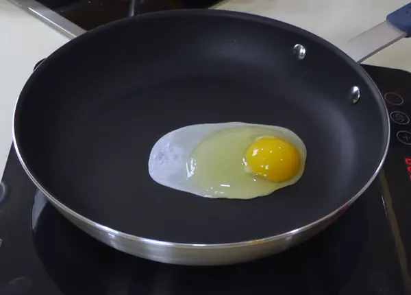 Cooking Egg on Misen Non Stick Pan without Sticking
